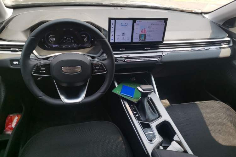 Used Geely Auto Emgrand 2025 4th Generation 1.5L CVT Longteng Edition Center Console