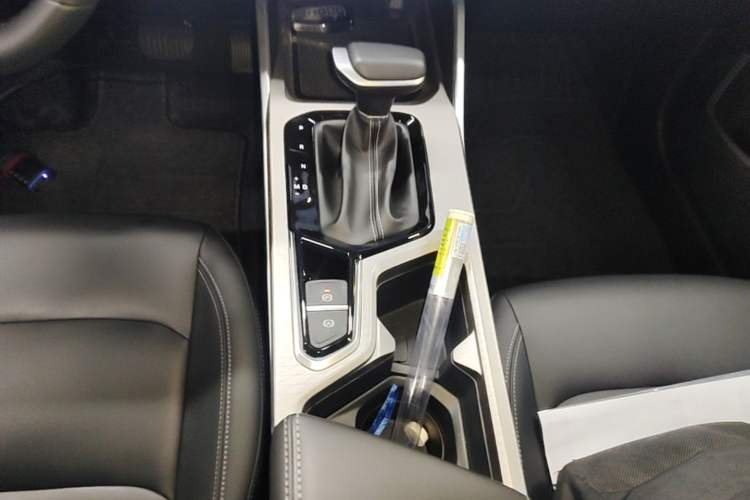 Used Geely Auto Emgrand 2025 4th Generation 1.5L CVT Longteng Edition Gear Lever