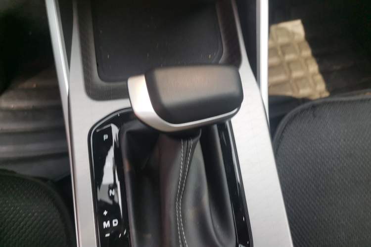 Used Geely Auto Emgrand 2025 4th Generation 1.5L CVT Longteng Edition Gear Lever