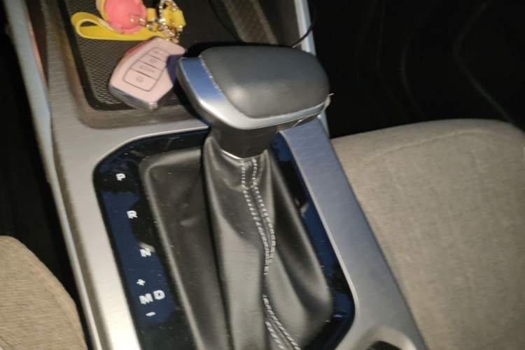Used Geely Auto Emgrand 2025 4th Generation 1.5L CVT Longteng Edition Gear Lever
