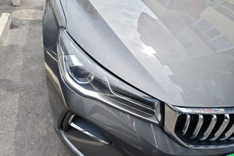 Used Geely Auto Emgrand 2025 4th Generation 1.5L CVT Longteng Edition Right Front Headlight
