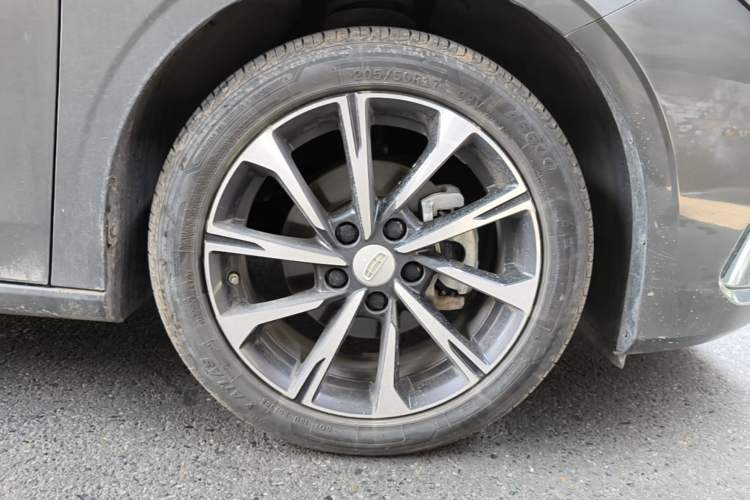 Used Geely Auto Emgrand 2025 4th Generation 1.5L CVT Luxury Version Right Front Wheel Hub