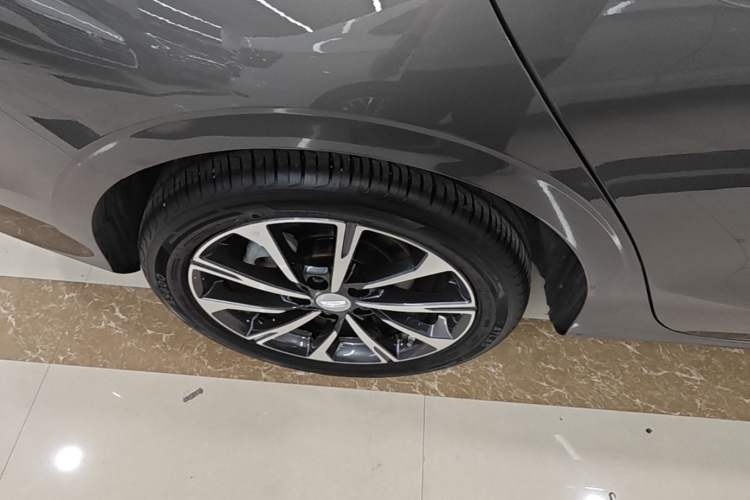 Used Geely Auto Emgrand 2025 4th Generation 1.5L CVT Luxury Version Right Rear Wheel Hub