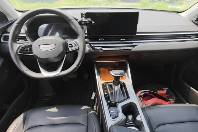 Used Geely Auto Emgrand 2025 4th Generation 1.5L CVT Longteng Edition Center Console