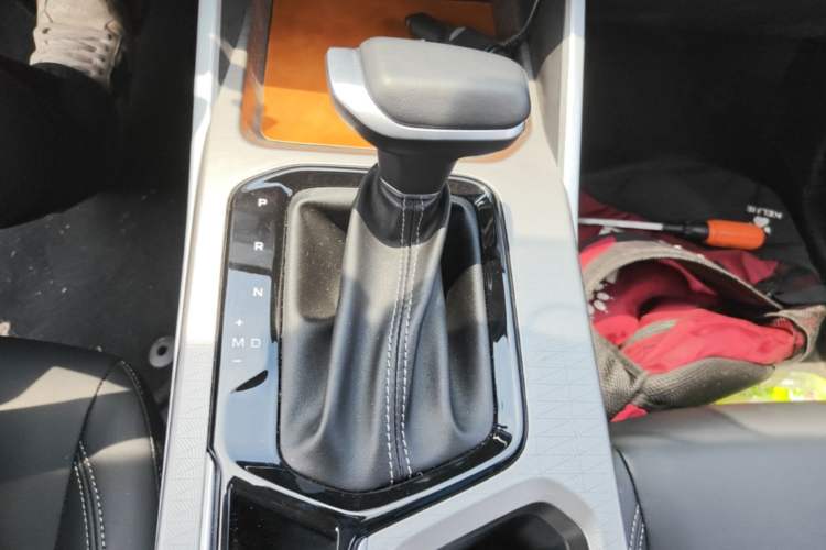 Used Geely Auto Emgrand 2025 4th Generation 1.5L CVT Longteng Edition Gear Lever