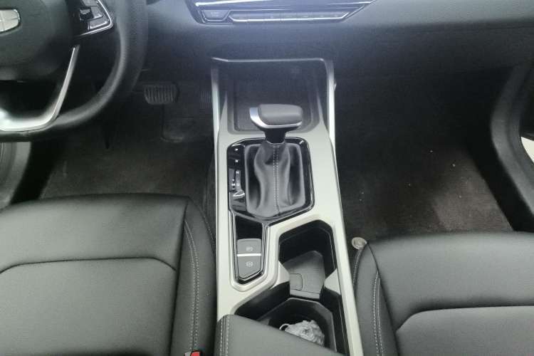 Used Geely Auto Emgrand 2025 4th Generation 1.5L CVT Longteng Edition Gear Lever