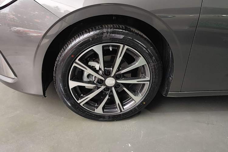 Used Geely Auto Emgrand 2025 4th Generation 1.5L CVT Luxury Version Left Front Wheel Hub