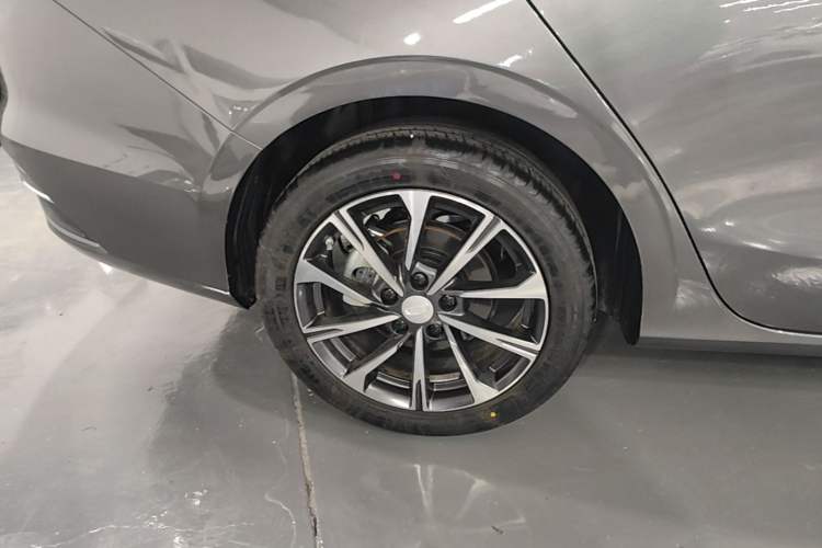 Used Geely Auto Emgrand 2025 4th Generation 1.5L CVT Luxury Version Right Rear Wheel Hub