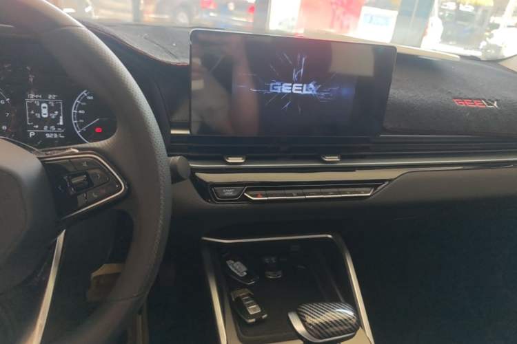 Used Geely Auto Emgrand 2025 4th Generation 1.5L CVT Starry Edition Audio And AC Panel