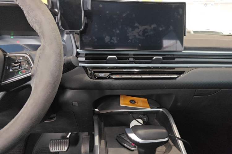 Used Geely Auto Emgrand 2025 4th Generation 1.5L CVT Longteng Edition Audio And AC Panel