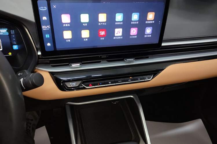 Used Geely Auto Emgrand 2025 4th Generation 1.5L CVT Flagship Version Audio And AC Panel