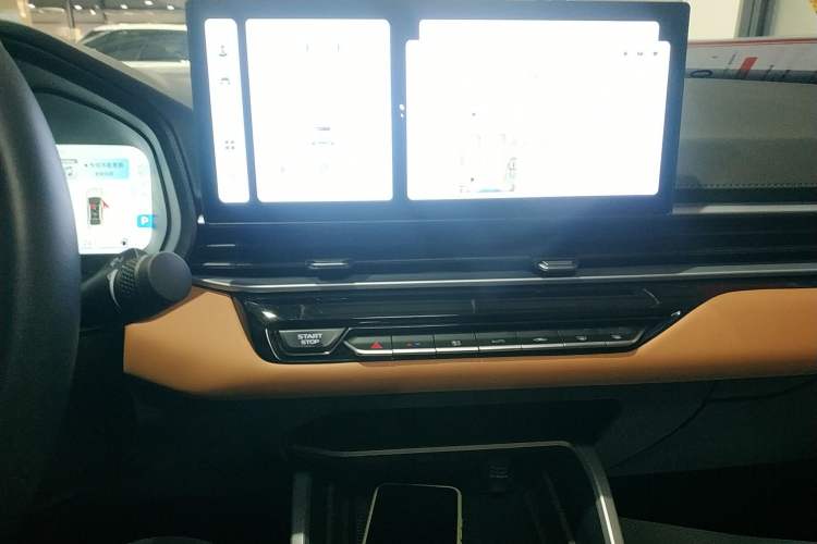 Used Geely Auto Emgrand 2025 4th Generation 1.5L CVT Flagship Version Audio And AC Panel