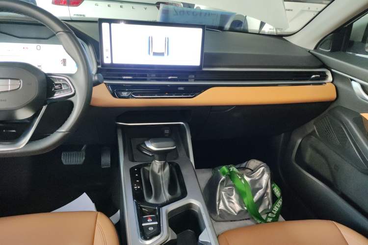 Used Geely Auto Emgrand 2025 4th Generation 1.5L CVT Flagship Version Audio And AC Panel