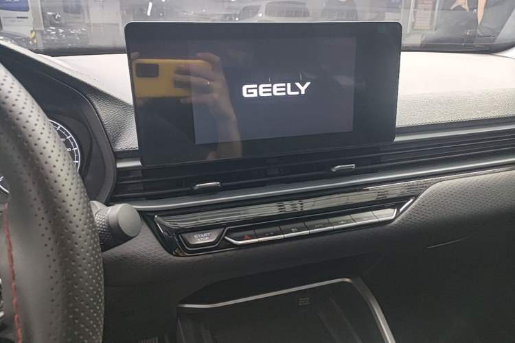 Used Geely Auto Emgrand 2025 4th Generation 1.5L CVT Starry Edition Audio And AC Panel