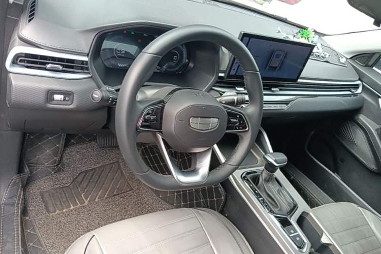 Used Geely Auto Emgrand 2025 4th Generation 1.5L CVT Luxury Version Center Console