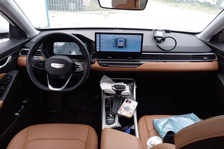 Used Geely Auto Emgrand 2025 4th Generation 1.5L CVT Flagship Version Center Console