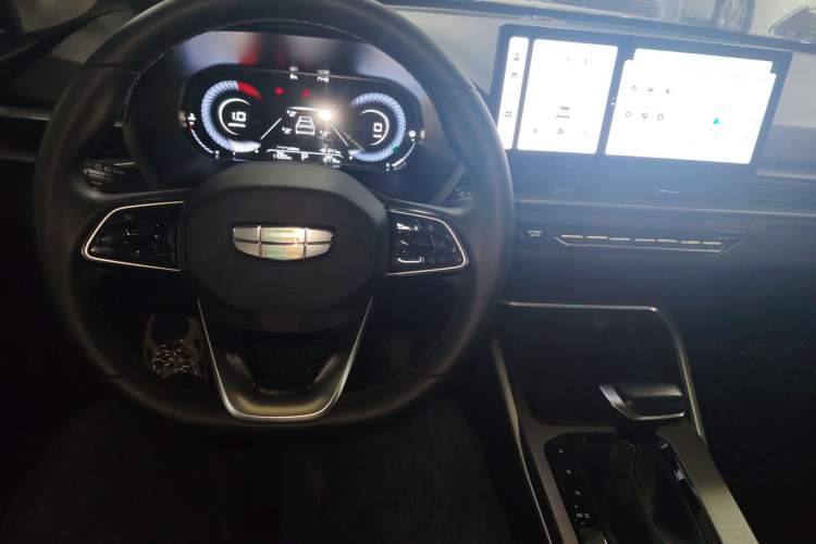 Used Geely Auto Emgrand 2025 4th Generation 1.5L CVT Longteng Edition Center Console
