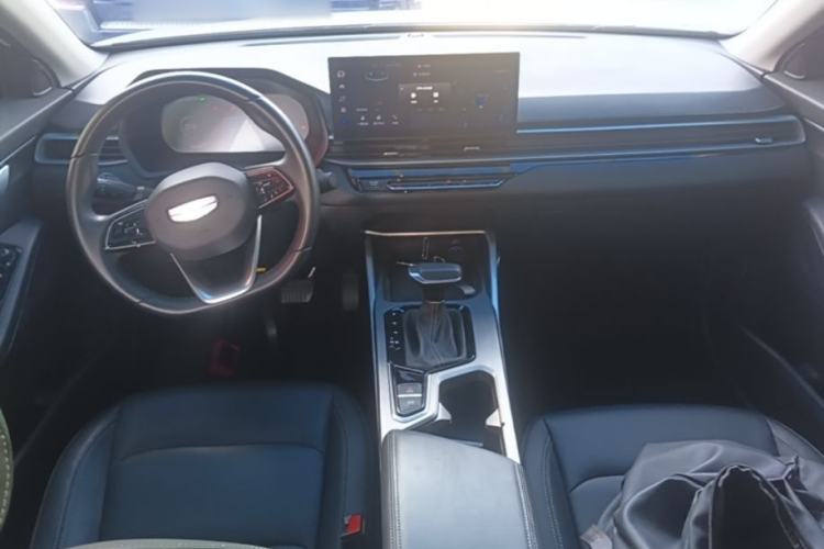 Used Geely Auto Emgrand 2025 4th Generation 1.5L CVT Luxury Version Center Console