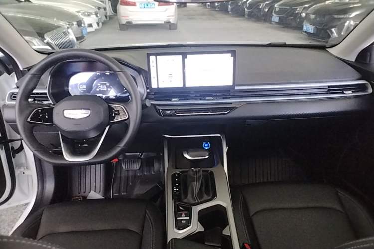 Used Geely Auto Emgrand 2025 4th Generation 1.5L CVT Longteng Edition Center Console