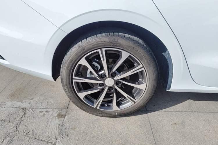 Used Geely Auto Emgrand 2025 4th Generation 1.5L CVT Flagship Version Exterior 5