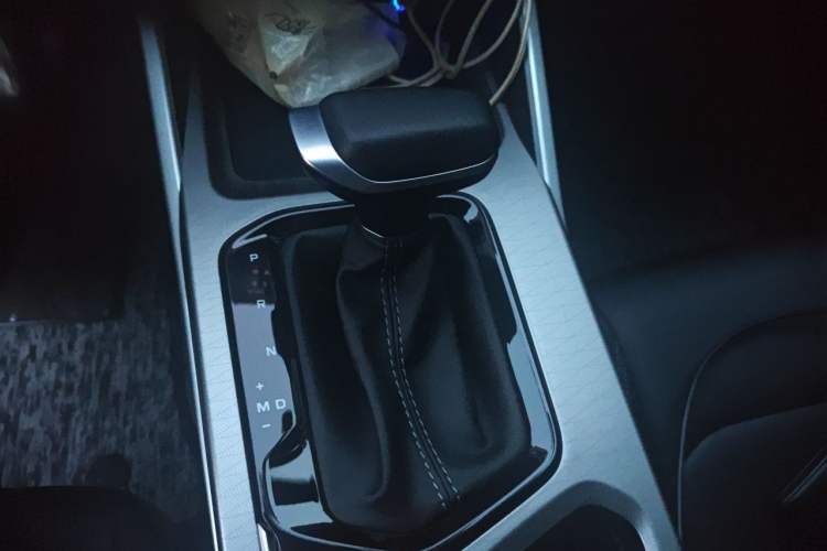 Used Geely Auto Emgrand 2025 4th Generation 1.5L CVT Longteng Edition Gear Lever