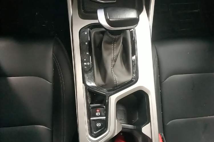 Used Geely Auto Emgrand 2025 4th Generation 1.5L CVT Longteng Edition Gear Lever