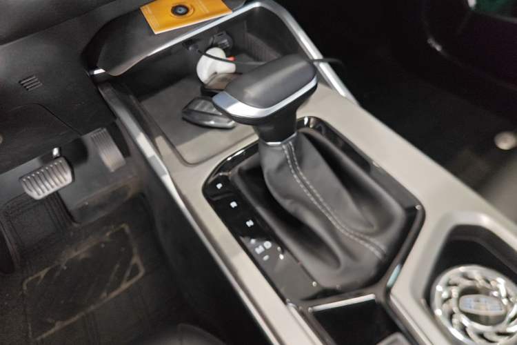 Used Geely Auto Emgrand 2025 4th Generation 1.5L CVT Longteng Edition Gear Lever