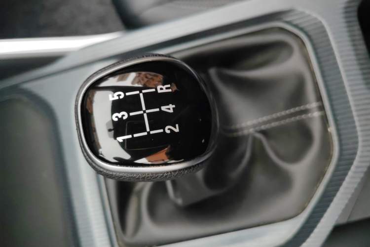 Used Geely Auto Emgrand 2025 4th Generation 1.5L Manual – Dragon Edition Gear Lever