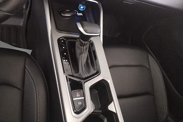 Used Geely Auto Emgrand 2025 4th Generation 1.5L CVT Longteng Edition Gear Lever