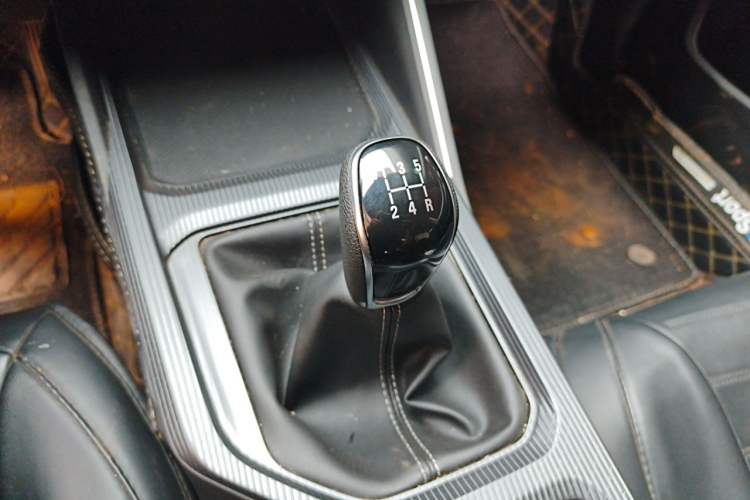 Used Geely Auto Emgrand 2025 4th Generation 1.5L Manual – Dragon Edition Gear Lever