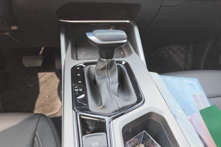 Used Geely Auto Emgrand 2025 4th Generation 1.5L CVT Longteng Edition Gear Lever