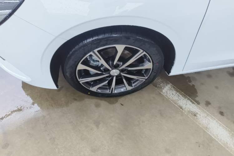 Used Geely Auto Emgrand 2025 4th Generation 1.5L CVT Luxury Version Left Front Wheel Hub