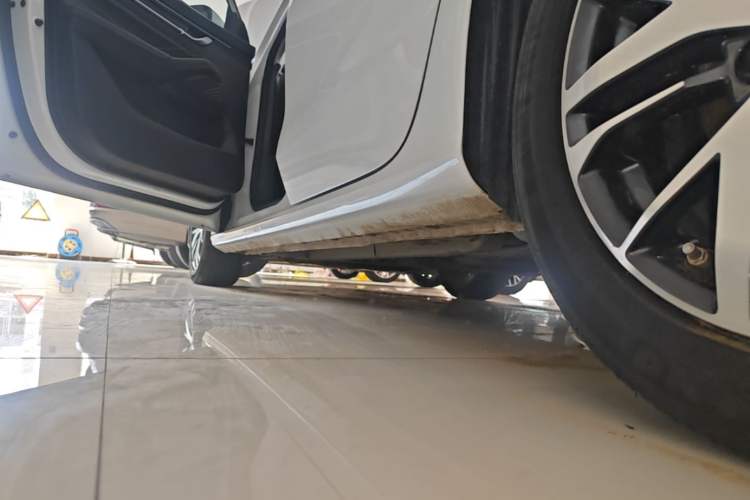 Used Geely Auto Emgrand 2025 4th Generation 1.5L CVT Longteng Edition Left Side Sill