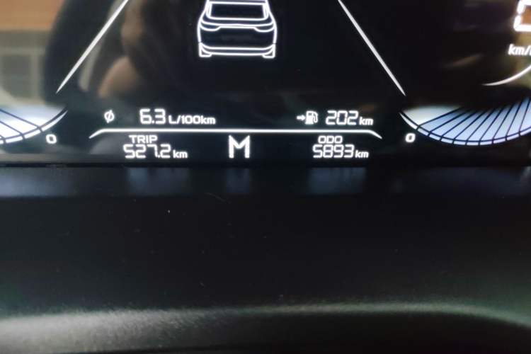 Used Geely Auto Emgrand 2025 4th Generation 1.5L Manual – Dragon Edition Odometer Close Up