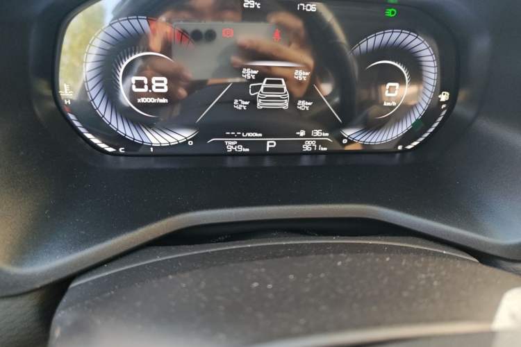 Used Geely Auto Emgrand 2025 4th Generation 1.5L CVT Luxury Version Odometer Close Up