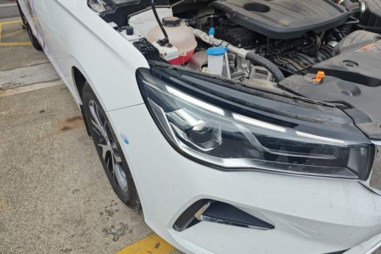 Used Geely Auto Emgrand 2025 4th Generation 1.5L Manual – Dragon Edition Right Front Headlight