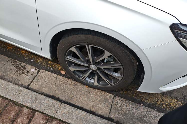 Used Geely Auto Emgrand 2025 4th Generation 1.5L CVT Luxury Version Right Front Wheel Hub