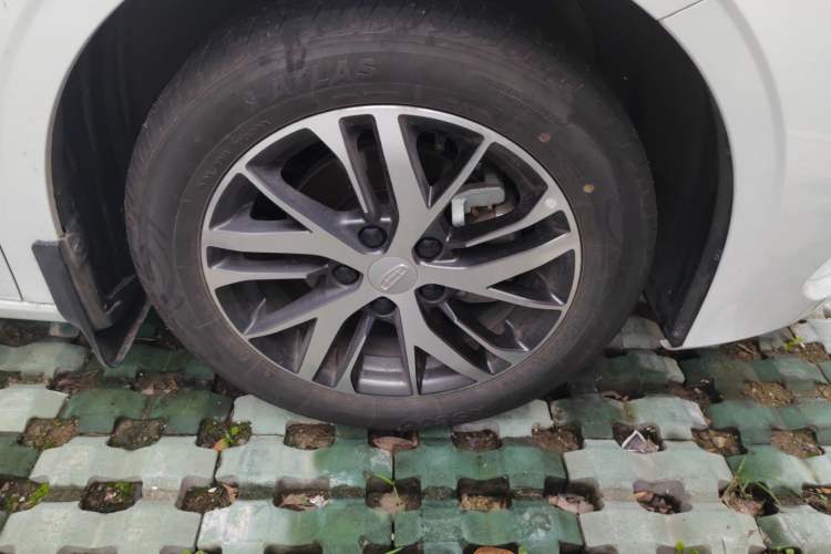 Used Geely Auto Emgrand 2025 4th Generation 1.5L Manual – Dragon Edition Right Front Wheel Hub