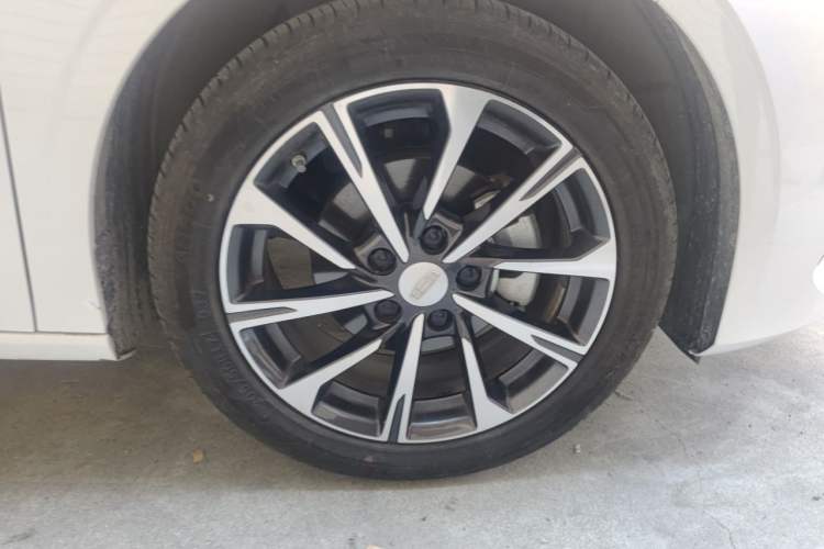 Used Geely Auto Emgrand 2025 4th Generation 1.5L CVT Luxury Version Right Front Wheel Hub
