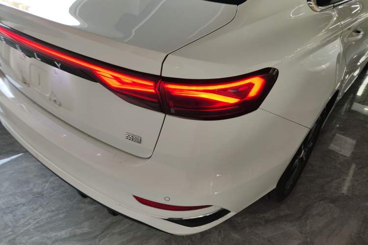 Used Geely Auto Emgrand 2025 4th Generation 1.5L CVT Flagship Version Right Rear Taillight