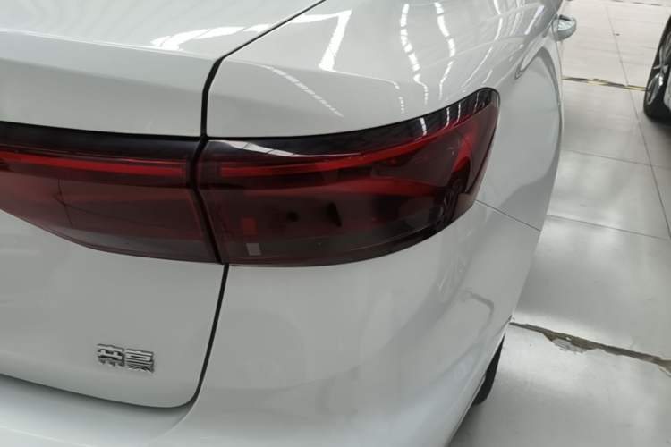 Used Geely Auto Emgrand 2025 4th Generation 1.5L CVT Longteng Edition Right Rear Taillight