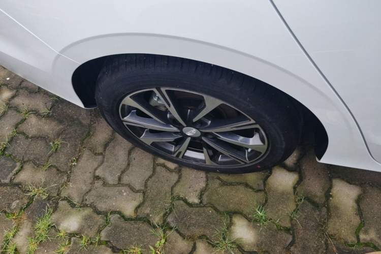 Used Geely Auto Emgrand 2025 4th Generation 1.5L CVT Luxury Version Right Rear Wheel Hub