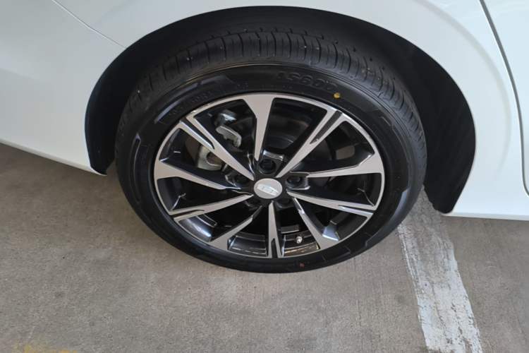 Used Geely Auto Emgrand 2025 4th Generation 1.5L CVT Flagship Version Right Rear Wheel Hub