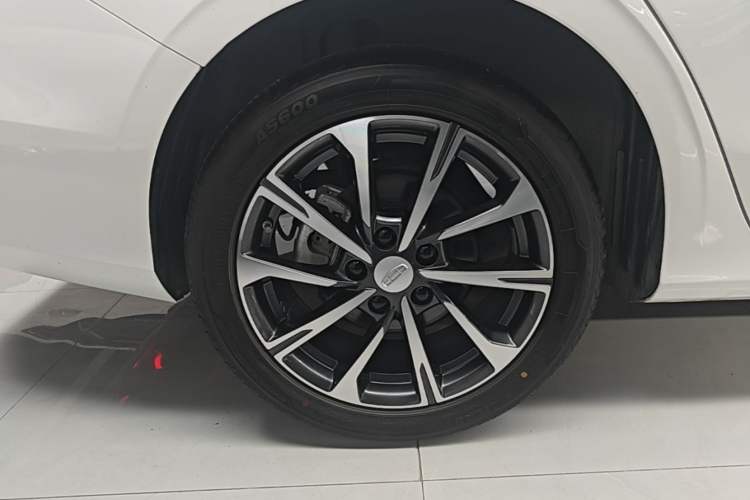 Used Geely Auto Emgrand 2025 4th Generation 1.5L CVT Luxury Version Right Rear Wheel Hub