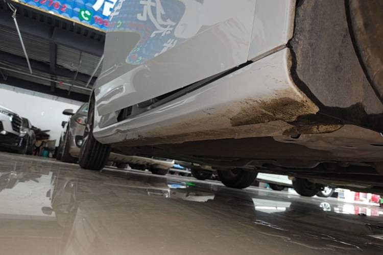 Used Geely Auto Emgrand 2025 4th Generation 1.5L CVT Longteng Edition Right Side Sill