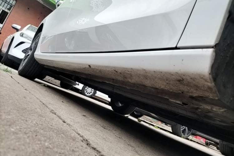 Used Geely Auto Emgrand 2025 4th Generation 1.5L Manual – Dragon Edition Right Side Sill