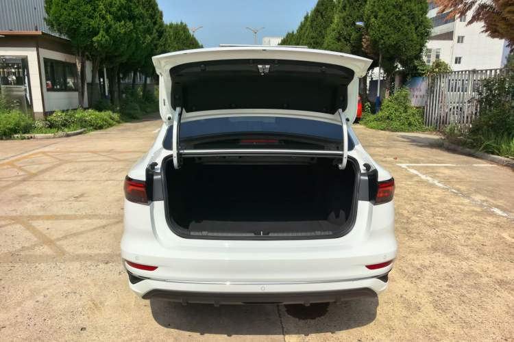 Used Geely Auto Emgrand 2025 4th Generation 1.5L CVT Luxury Version Trunk