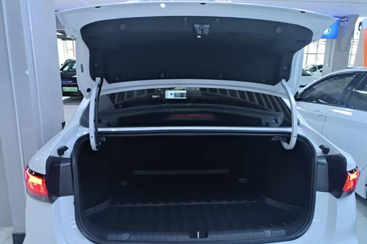 Used Geely Auto Emgrand 2025 4th Generation 1.5L CVT Flagship Version Trunk