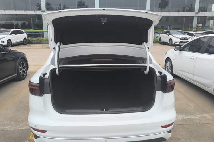 Used Geely Auto Emgrand 2025 4th Generation 1.5L CVT Flagship Version Trunk