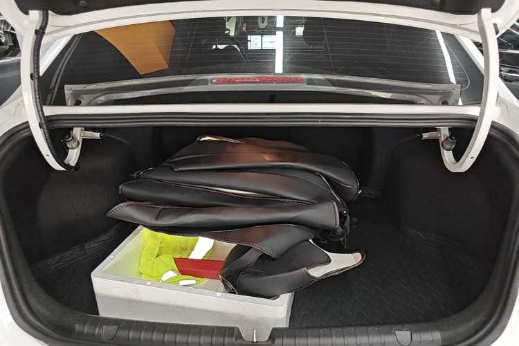 Used Geely Auto Emgrand 2025 4th Generation 1.5L CVT Flagship Version Trunk